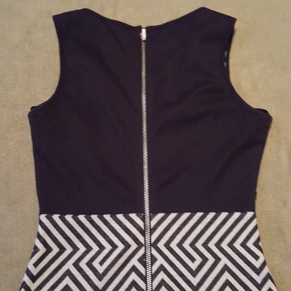 XS Arden B - Black & Grey Geometric Dress w/ Belt - Picture 6 of 7
